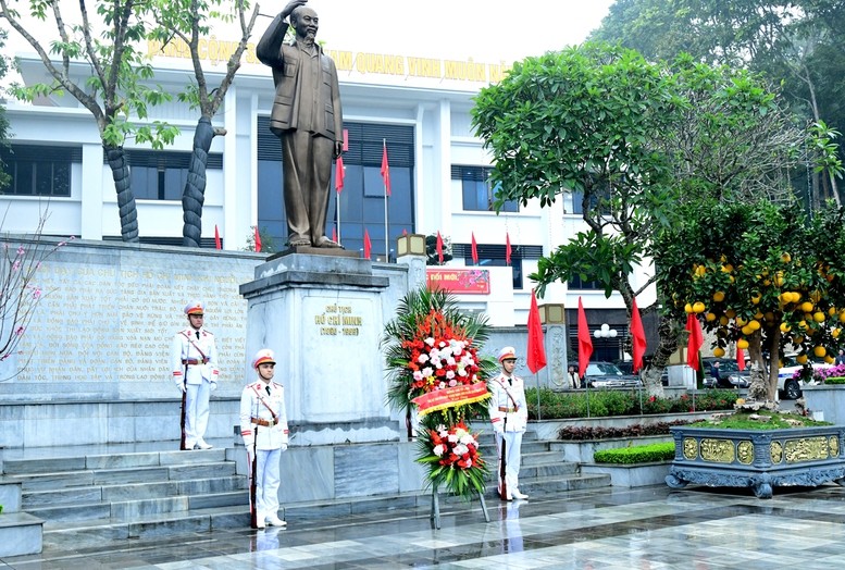 Tượng đ&agrave;i Chủ tịch Hồ Ch&iacute; Minh trong khu&ocirc;n vi&ecirc;n Tỉnh ủy H&agrave; Giang - Ảnh: B&aacute;o H&agrave; Giang