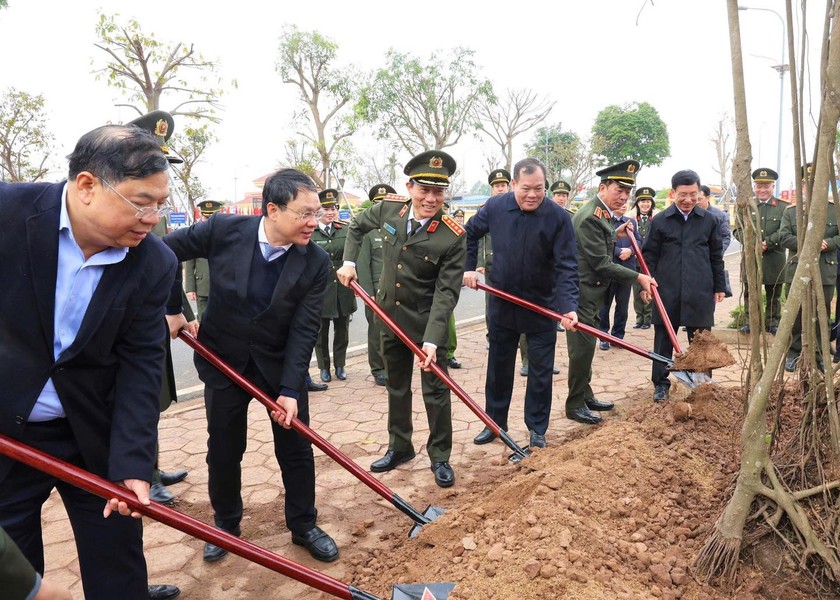 C&aacute;c đại biểu tham gia trồng c&acirc;y tại C&ocirc;ng an tỉnh Nam Định.