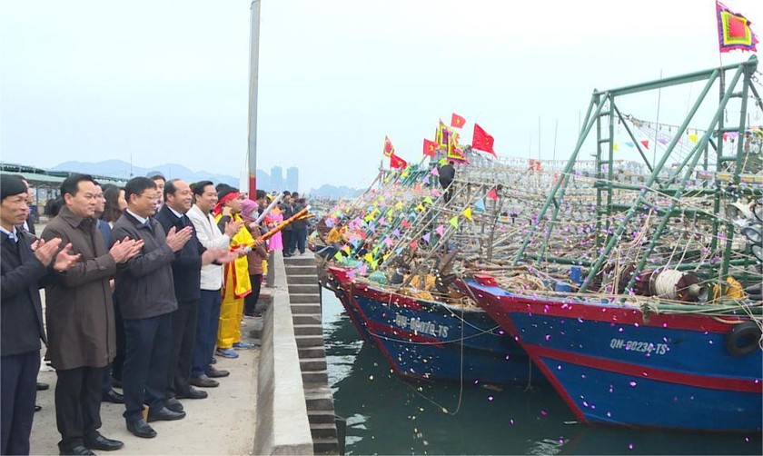 &Ocirc;ng Nghi&ecirc;m Xu&acirc;n Cường - Ph&oacute; Chủ tịch UBND tỉnh Quảng Ninh v&agrave; l&atilde;nh đạo huyện V&acirc;n Đồn động vi&ecirc;n ngư d&acirc;n vươn khơi đầu năm.