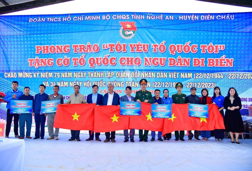 Phong tr&agrave;o kh&ocirc;ng chỉ l&agrave; một chương tr&igrave;nh trao tặng cờ m&agrave; l&agrave; hoạt động khẳng định sự gắn kết của người d&acirc;n với Tổ quốc. Ảnh tư liệu