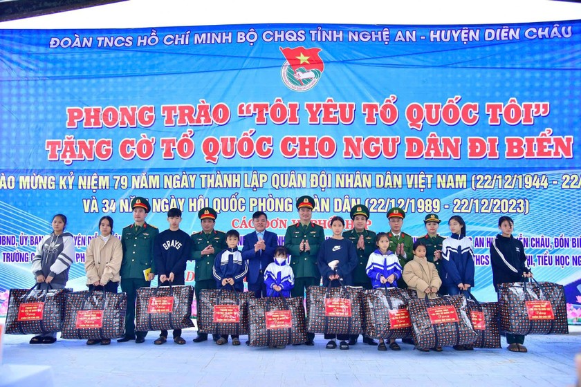 Phong tr&agrave;o cũng trao h&agrave;ng trăm suất qu&agrave; đến những gia đ&igrave;nh ngư d&acirc;n c&oacute; ho&agrave;n cảnh kh&oacute; khăn. Ảnh tư liệu.