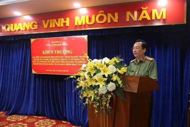 Đại t&aacute; B&ugrave;i Thanh Trực, Ph&oacute; Gi&aacute;m đốc, Thủ trưởng Cơ quan An ninh điều tra C&ocirc;ng an tỉnh B&igrave;nh Dương, biểu dương c&aacute;c c&aacute;n bộ chiến sĩ v&agrave; Ban chuy&ecirc;n &aacute;n