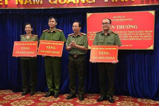 Trao thưởng n&oacute;ng 115 triệu đồng cho Ban chuy&ecirc;n &aacute;n