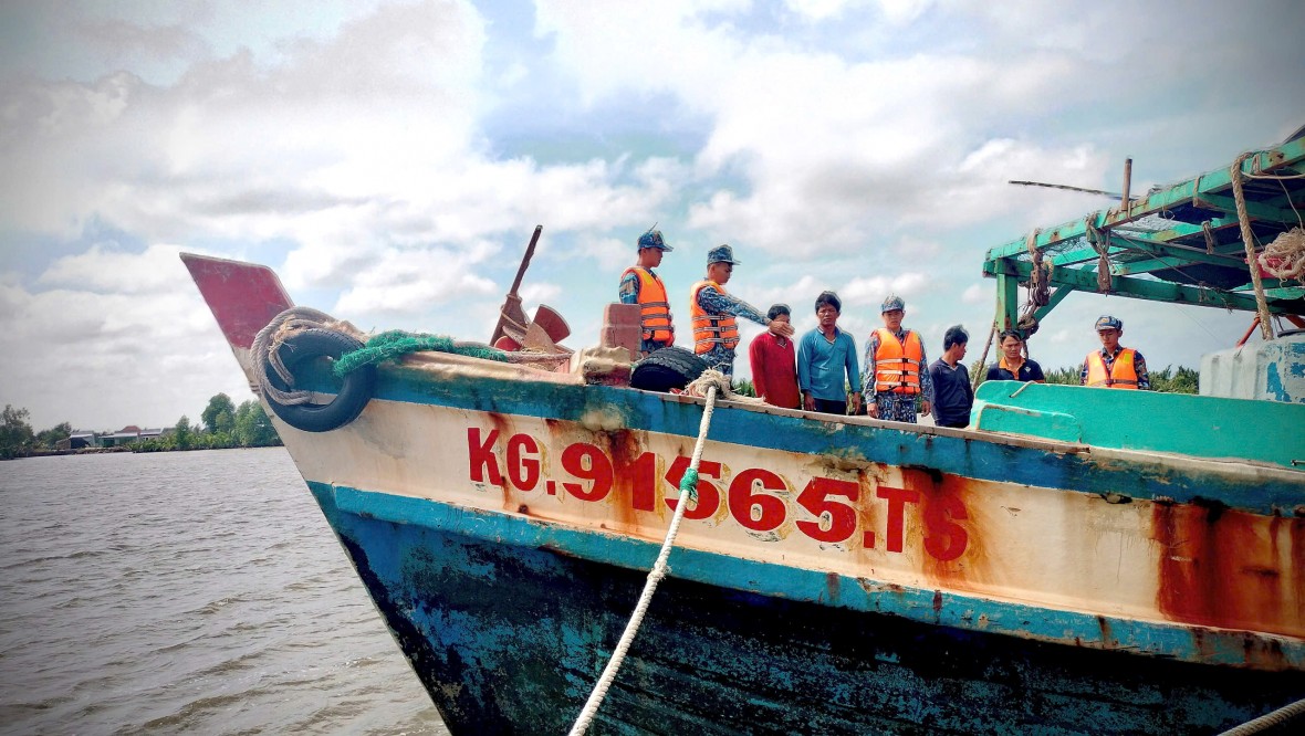 Phát hiện tàu cá vận chuyển hơn 25.000 lít dầu trái phép trên biển Cà Mau