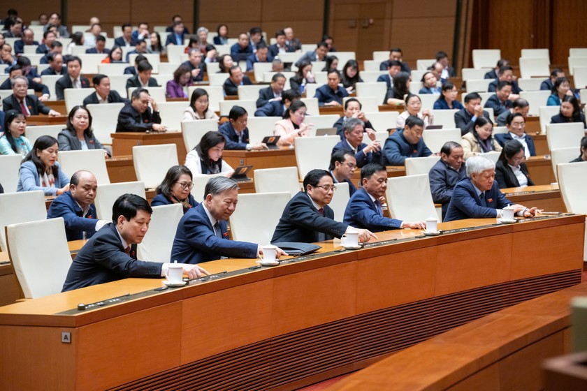 C&aacute;c đại biểu l&agrave; l&atilde;nh đạo Đảng, Nh&agrave; nước bấm n&uacute;t biểu quyết th&ocirc;ng qua c&aacute;c Nghị quyết. (Ảnh: Cổng TTĐTQH)