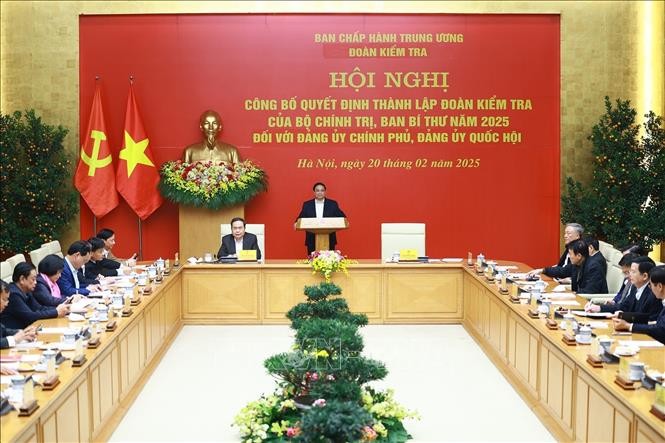 Hội nghị c&ocirc;ng bố Quyết định th&agrave;nh lập Đo&agrave;n kiểm tra của Bộ Ch&iacute;nh trị, Ban B&iacute; thư năm 2025 đối với Đảng uỷ Ch&iacute;nh phủ v&agrave; Đảng uỷ Quốc hội. Ảnh: Dương Giang/TTXVN