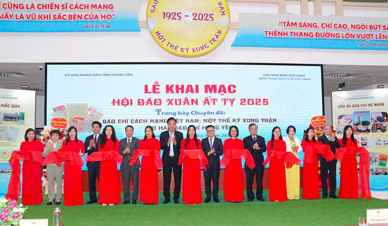 C&aacute;c đại biểu cắt băng khai mạc Hội b&aacute;o Xu&acirc;n Ất Tỵ 2025