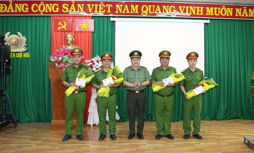 Đại t&aacute; L&acirc;m Phước Nguy&ecirc;n, Gi&aacute;m đốc C&ocirc;ng an tỉnh đ&atilde; trao thưởng n&oacute;ng Chủ tịch UBND tỉnh cho 04 tập thể