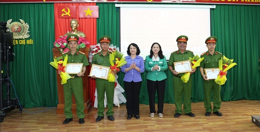 B&agrave; Nguyễn Thị Minh Kiều, B&iacute; Thư huyện uỷ v&agrave; &ocirc;ng L&ecirc; Trần Minh Hiếu, Ph&oacute; Chủ tịch UBND huyện Chợ Mới trao khen thưởng cho 04 tập thể