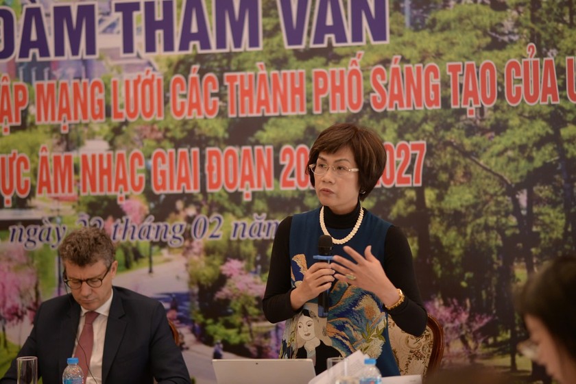 PGS.TS Nguyễn Thị Thu Phương - Viện trưởng Viện Văn h&oacute;a Nghệ thuật Quốc gia Việt Nam gợi mở giải ph&aacute;p tại Toạ đ&agrave;m.