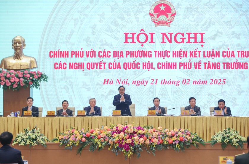 Thủ tướng Phạm Minh Ch&iacute;nh n&ecirc;u r&otilde;, hội nghị được tổ chức để thực hiện Kết luận của Trung ương, c&aacute;c nghị quyết của Quốc hội v&agrave; Ch&iacute;nh phủ về phấn đấu tăng trưởng GDP đạt &iacute;t nhất 8% trong năm 2025 - Ảnh: VGP/Nhật Bắc