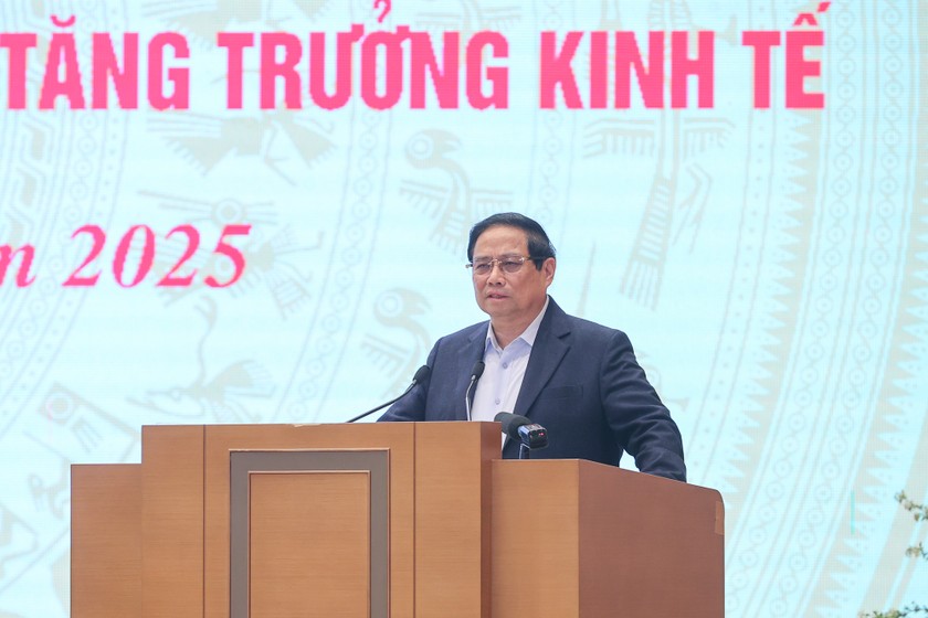 Thủ tướng chỉ r&otilde; 10 nhiệm vụ, giải ph&aacute;p trọng t&acirc;m trong thời gian tới v&agrave; khẳng định phải ph&aacute;t huy tr&aacute;ch nhiệm với lịch sử, với Đảng, Nh&agrave; nước, với nh&acirc;n d&acirc;n, quyết t&acirc;m đạt tăng trưởng GDP 8% trở l&ecirc;n trong năm 2025, tạo đ&agrave;, tạo thế, tạo lực cho tăng trưởng 2 con số trong những năm tới - Ảnh: VGP/Nhật Bắc