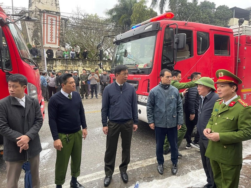 L&atilde;nh đạo C&ocirc;ng an tỉnh Tuy&ecirc;n Quang c&oacute; mặt tại hiện trường để chỉ đạo chữa ch&aacute;y, cứu hộ cứu nạn