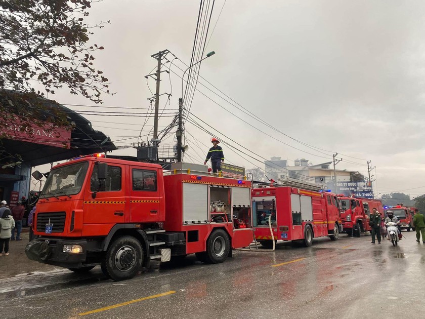 C&aacute;c phương tiện xe cứu hoả được điều động đến hiện trường để chữa ch&aacute;y