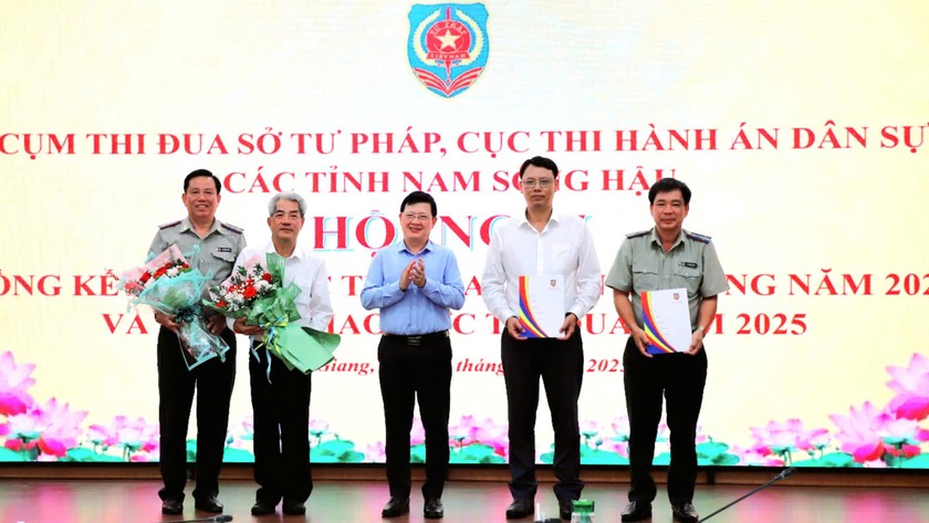 &Ocirc;ng Mai Lương Kh&ocirc;i, Thứ trưởng Bộ Tư ph&aacute;p tặng hoa cho Trưởng, Ph&oacute; trưởng Cụm thi đua 2024 v&agrave; trao quyết định cử Trưởng, ph&oacute; Trưởng cụm thi đua năm 2025.