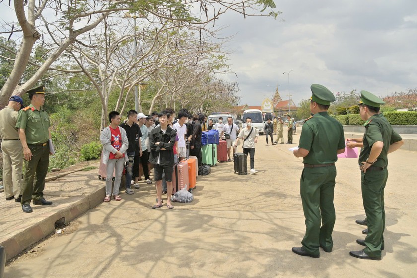 Ban chỉ huy đồn Bi&ecirc;n ph&ograve;ng cửa khẩu Quốc tế H&agrave; Ti&ecirc;n v&agrave; cơ quan chức năng tiến h&agrave;nh l&agrave;m thủ tục đ&oacute;n c&ocirc;ng d&acirc;n về nước.