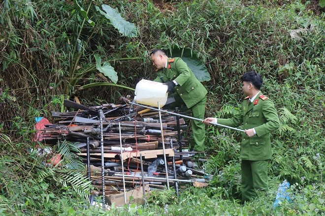 To&agrave;n bộ số vũ kh&iacute; được lực lượng chức năng huyện Bắc Quang ti&ecirc;u huỷ theo quy định. Ảnh: CAHG