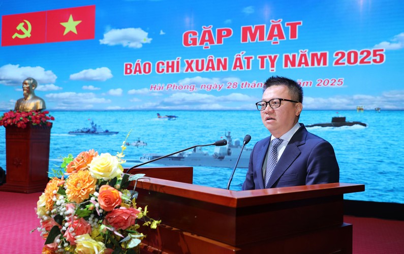 Ông Lê Quốc Minh, Tổng biên tập Báo Nhân Dân, Phó Trưởng ban Tuyên giáo và Dân vận Trung ương, Chủ tịch Hội Nhà báo Việt Nam phát biểu tại hội nghị.