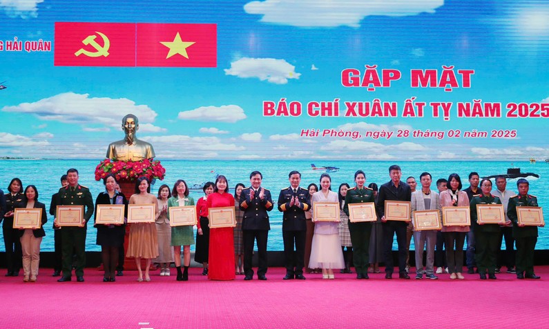 Lãnh đạo Quân chủng Hải quân trao bằng khen tặng các tập thể có thành tích tiêu biểu trong phối hợp tuyên truyền năm 2024.