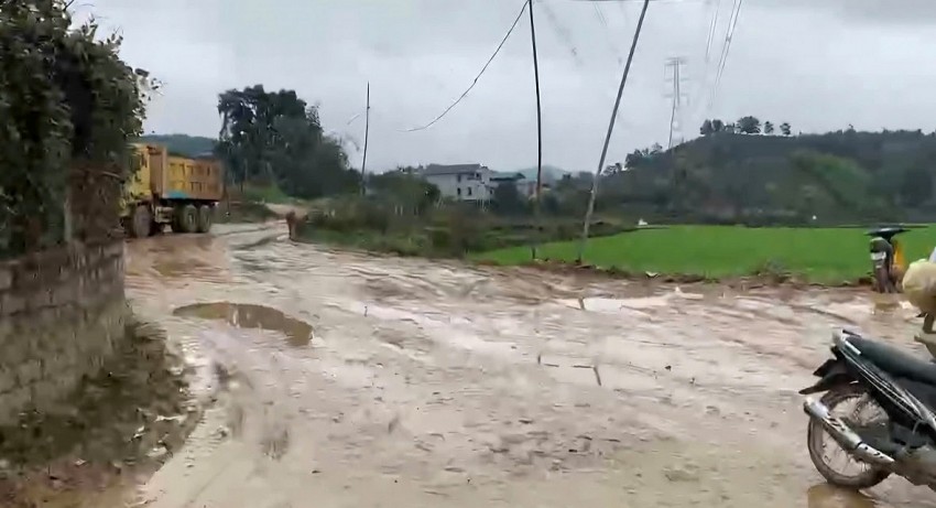 Tuyến đường bê tông liên thôn của người dân bị xuống cấp, bùn đất nhầy nhụa bởi qúa trình vận chuyển cát sỏi của Công ty Sông Biển.