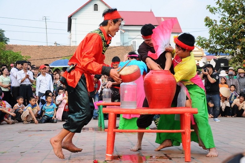 Phần thi bắt chạch trong chum mang lại nhiều tiếng cười cho người d&acirc;n.