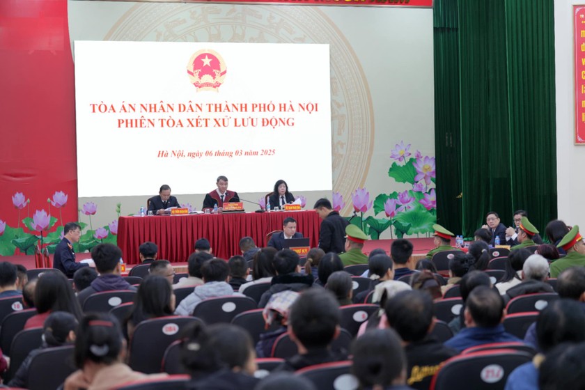 Quang cảnh tại phi&ecirc;n t&ograve;a.