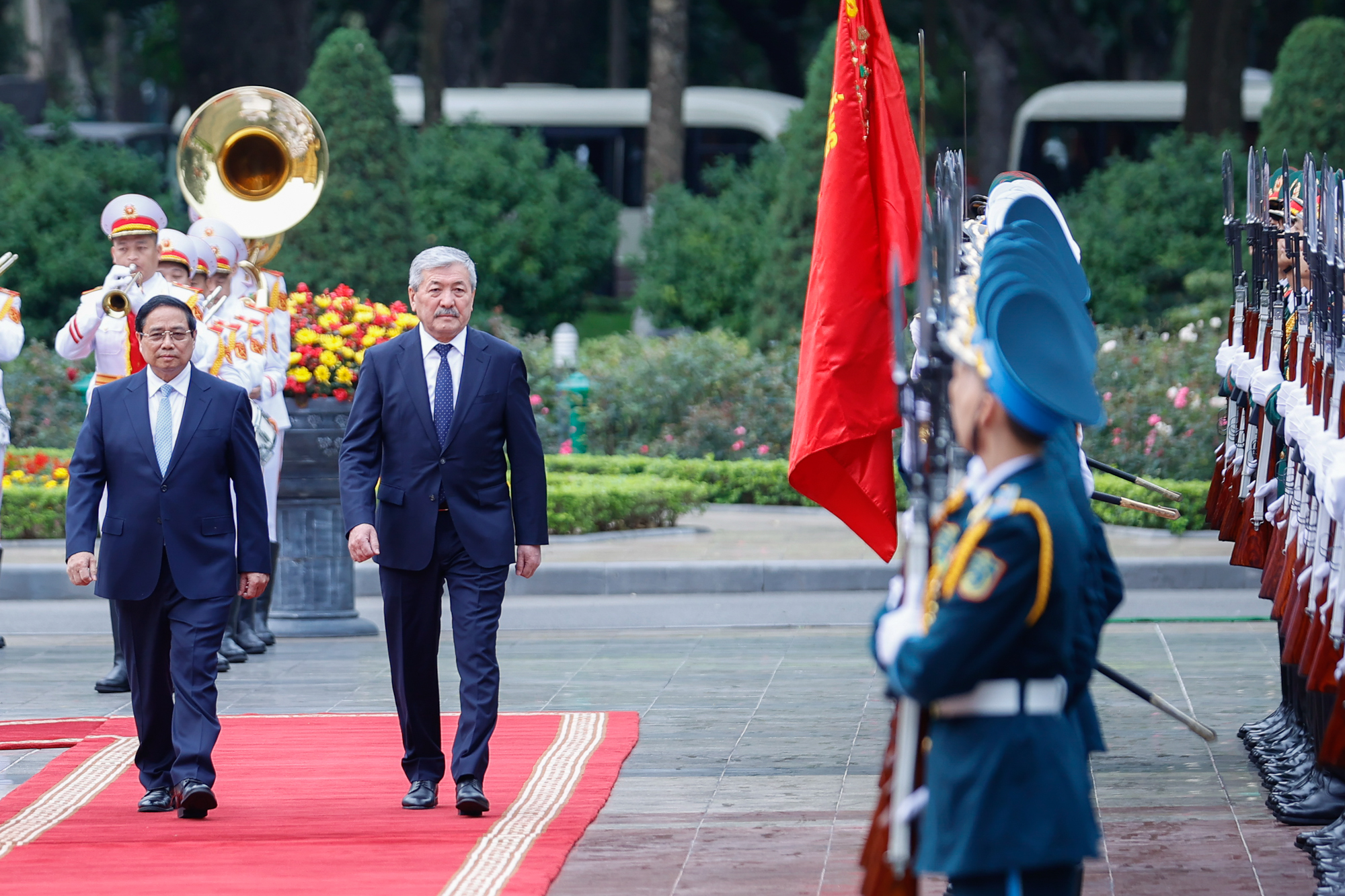 Thủ tướng Phạm Minh Ch&iacute;nh mời Thủ tướng Adylbek Kasimalyev duyệt Đội Danh dự Qu&acirc;n đội nh&acirc;n d&acirc;n Việt Nam - Ảnh: VGP/Nhật Bắc