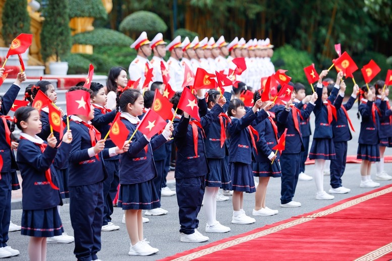 C&aacute;c ch&aacute;u thiếu nhi Thủ đ&ocirc; H&agrave; Nội vẫy cờ v&agrave; hoa ch&agrave;o đ&oacute;n Thủ tướng Cộng h&ograve;a Kyrgyzstan Adylbek Kasimalyev thăm ch&iacute;nh thức Việt Nam từ ng&agrave;y 6 đến 7/3 - Ảnh: VGP/Nhật Bắc