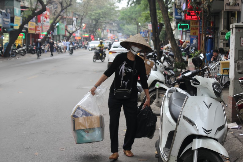 B&agrave; Miền tất bật từ s&aacute;ng đến tối để t&igrave;m từng mảnh giấy vụn đem đi b&aacute;n để trang trải cho cuộc sống của gia đ&igrave;nh m&igrave;nh.