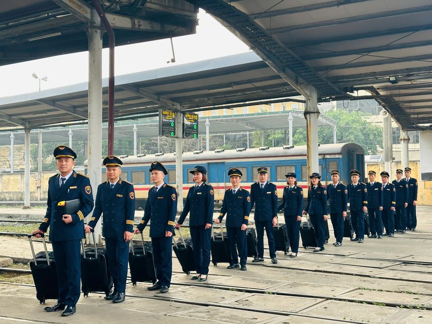 Những người b&eacute;n duy&ecirc;n với ng&agrave;nh đường sắt, rong ruổi tr&ecirc;n những chuyến t&agrave;u chạy dọc Bắc - Nam.