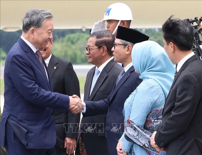 Lễ đ&oacute;n Tổng B&iacute; thư T&ocirc; L&acirc;m v&agrave; Phu nh&acirc;n tại s&acirc;n bay qu&acirc;n sự Halim Perdanakusuma, Jakarta. Ảnh: Thống Nhất/TTXVN