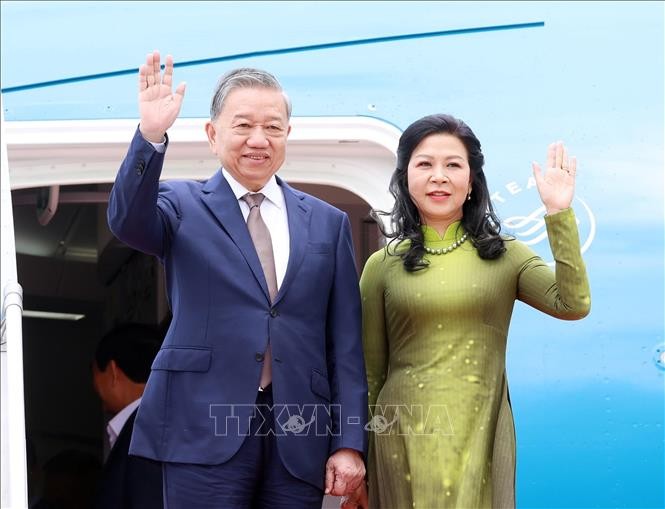 Tổng B&iacute; thư T&ocirc; L&acirc;m v&agrave; Phu nh&acirc;n đến s&acirc;n bay qu&acirc;n sự Halim Perdanakusuma, Jakarta. Ảnh: Thống Nhất/TTXVN.