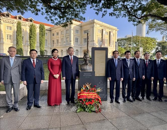 Tổng Bí thư Tô Lâm dâng hoa tưởng niệm Chủ tịch Hồ Chí Minh ở Bảo tàng Văn minh châu Á, Singapore