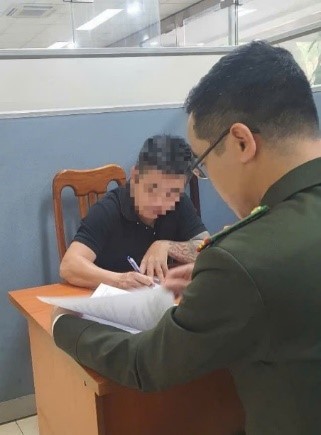 Ph&ograve;ng An ninh mạng v&agrave; ph&ograve;ng chống tội phạm sử dụng c&ocirc;ng nghệ cao lập bi&ecirc;n bản vi phạm đối với trường hợp vi phạm. (Ảnh: C&ocirc;ng an H&agrave; Nội)