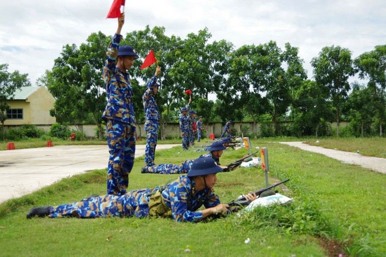 Huấn luyện bắn s&uacute;ng tại trường Cao đẳng Hải Qu&acirc;n