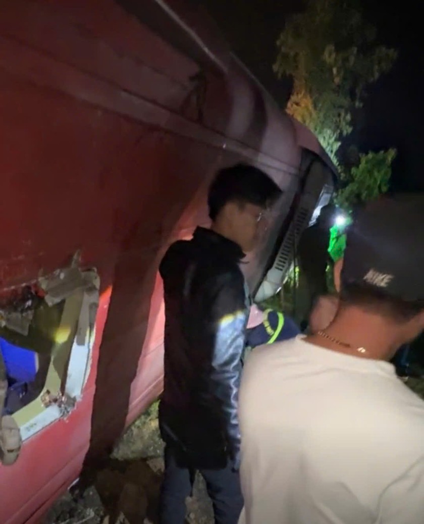Vụ lật xe kh&aacute;ch đ&atilde; khiến 1 người tử vong v&agrave; 6 người bị thương.