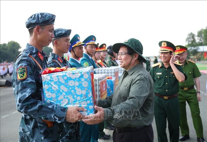 Thủ tướng Phạm Minh Ch&iacute;nh động vi&ecirc;n c&aacute;c lực lượng diễu binh, diễu h&agrave;nh của Bộ Quốc ph&ograve;ng tại Bi&ecirc;n Ho&agrave;, Đồng Nai. Ảnh: Dương Giang/TTXVN
