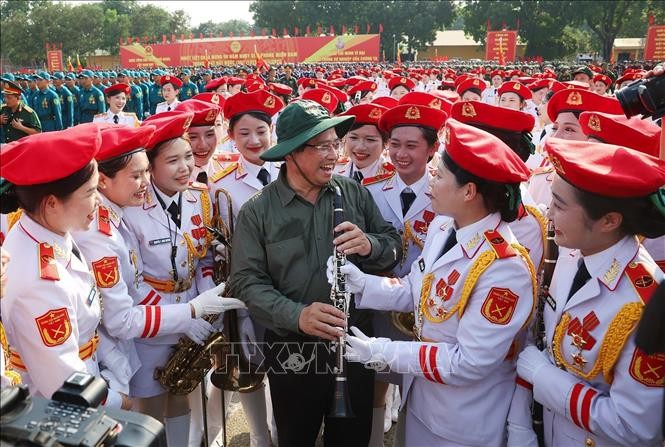 Thủ tướng Phạm Minh Ch&iacute;nh động vi&ecirc;n c&aacute;c lực lượng diễu binh, diễu h&agrave;nh của Bộ Quốc ph&ograve;ng tại Bi&ecirc;n Ho&agrave;, Đồng Nai. Ảnh: Dương Giang/TTXVN