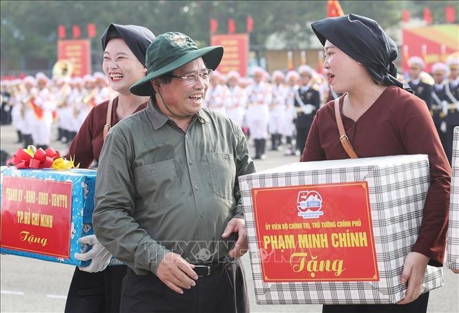 Thủ tướng Phạm Minh Ch&iacute;nh động vi&ecirc;n c&aacute;c lực lượng diễu binh, diễu h&agrave;nh của Bộ Quốc ph&ograve;ng tại Bi&ecirc;n Ho&agrave;, Đồng Nai. Ảnh: Dương Giang/TTXVN