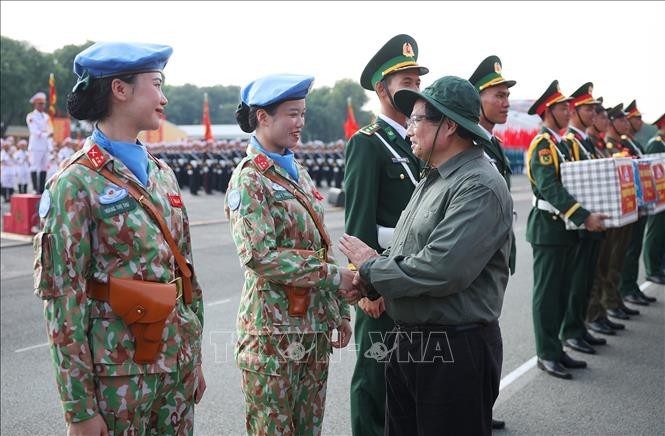 Thủ tướng Phạm Minh Ch&iacute;nh động vi&ecirc;n c&aacute;c lực lượng diễu binh, diễu h&agrave;nh của Bộ Quốc ph&ograve;ng tại Bi&ecirc;n Ho&agrave;, Đồng Nai. Ảnh: Dương Giang/TTXVN