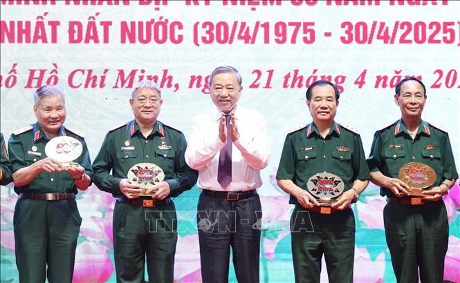 Tổng B&iacute; thư T&ocirc; L&acirc;m tặng qu&agrave; cho c&aacute;c đại biểu. Ảnh: Thống Nhất/TTXVN