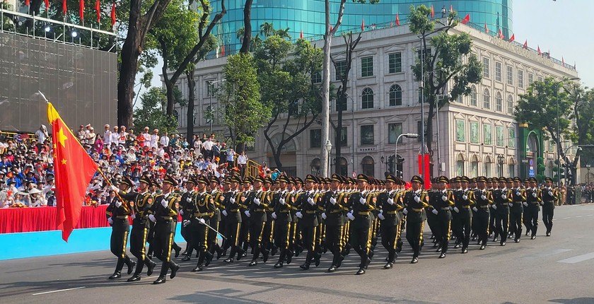 H&ugrave;ng tr&aacute;ng cảnh diễu binh, diễu h&agrave;nh cấp Nh&agrave; nước s&aacute;ng 30/4 ảnh 7