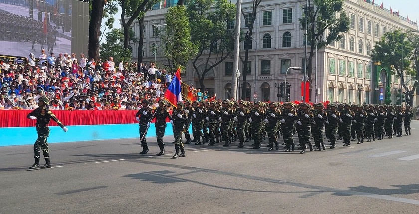 H&ugrave;ng tr&aacute;ng cảnh diễu binh, diễu h&agrave;nh cấp Nh&agrave; nước s&aacute;ng 30/4 ảnh 8