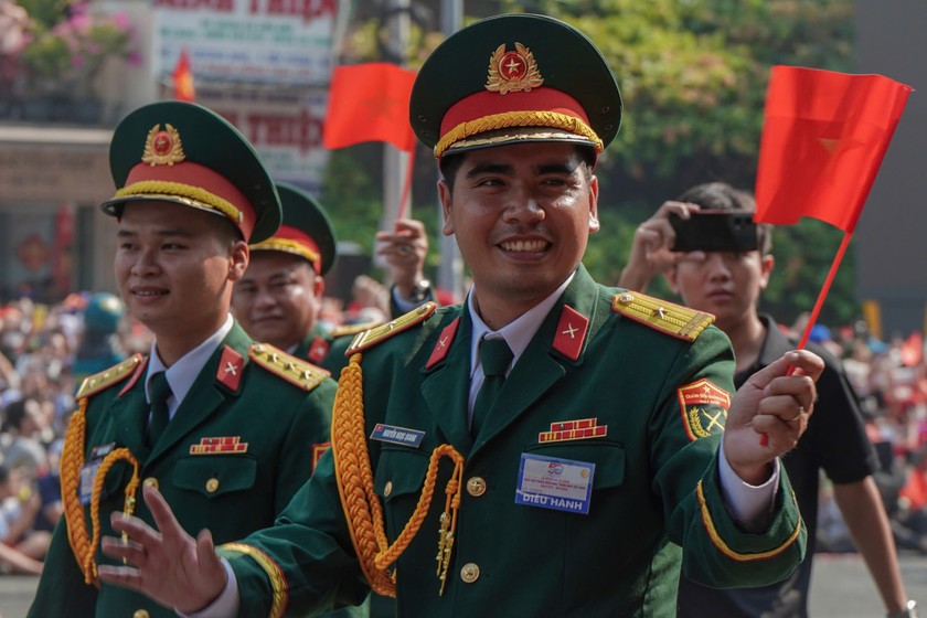 H&ugrave;ng tr&aacute;ng cảnh diễu binh, diễu h&agrave;nh cấp Nh&agrave; nước s&aacute;ng 30/4 ảnh 12