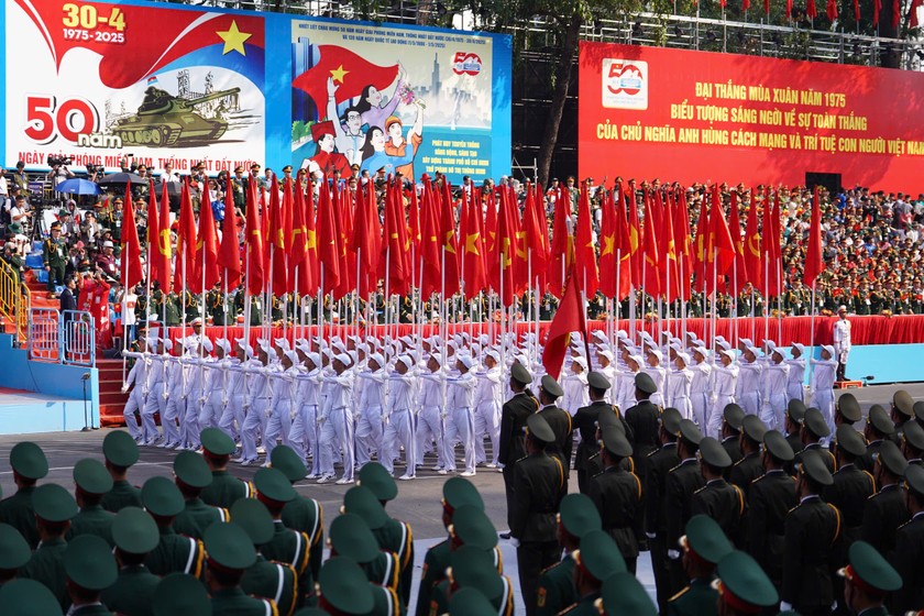H&ugrave;ng tr&aacute;ng cảnh diễu binh, diễu h&agrave;nh cấp Nh&agrave; nước s&aacute;ng 30/4 ảnh 2