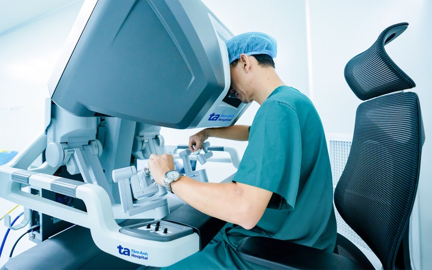 Phẫu thuật vi&ecirc;n điều khiển Robot Da Vinci Xi qua m&agrave;n h&igrave;nh cảm ứng. Ảnh: BVĐK T&acirc;m Anh