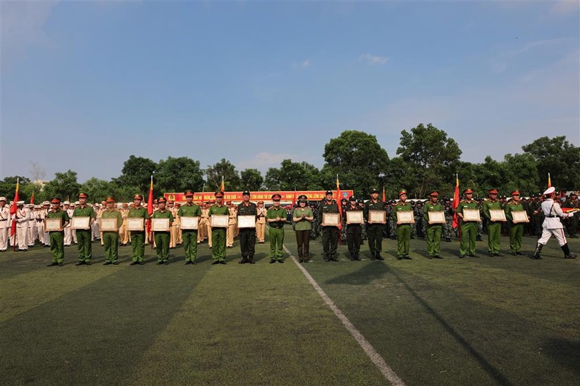 C&aacute;c tập thể, c&aacute; nh&acirc;n c&oacute; th&agrave;nh t&iacute;ch xuất sắc trong c&ocirc;ng t&aacute;c tham gia diễu binh, diễu h&agrave;nh được trao bằng khen thưởng.