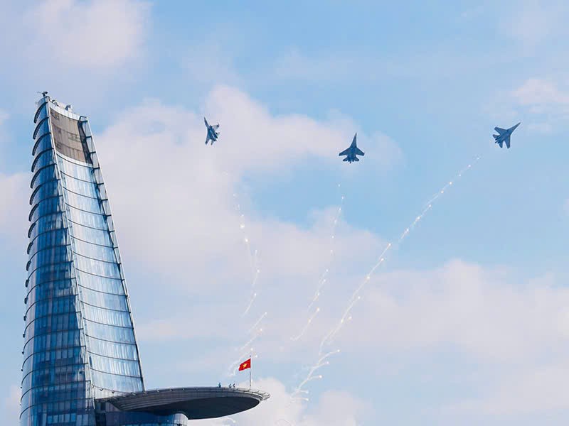 Bi&ecirc;n đội Su-30 thả bẫy nhiễu nhiệt rực s&aacute;ng một v&ugrave;ng trời