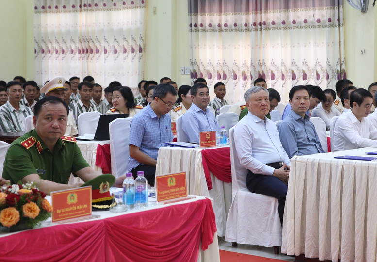 Phó Thủ tướng Thường trực Nguyễn Hòa Bình dự Lễ công bố quyết định đặc xá tại Trại giam A2