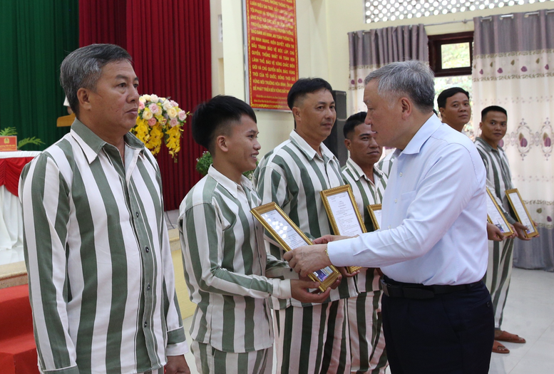Phó Thủ tướng Thường trực Nguyễn Hòa Bình dự Lễ công bố quyết định đặc xá tại Trại giam A2